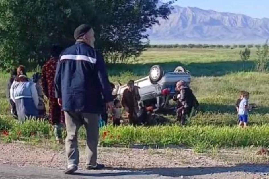 Navoiyda 14 nafar bolani olib ketayotgan Matiz YTHga uchradi, haydovchi vafot etdi